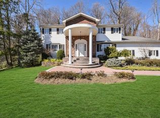 160 Peach Dr, Roslyn, NY 11576