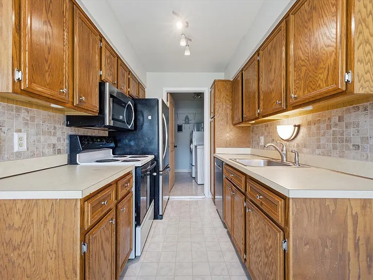 15820 Newport Dr — Photo 13