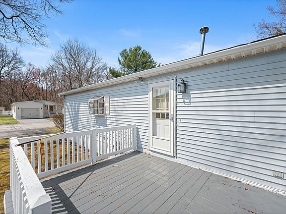3rd image of 239 Mapleleaf Dr