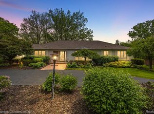 1550 Charrington Rd, Bloomfield Hills, MI 48301