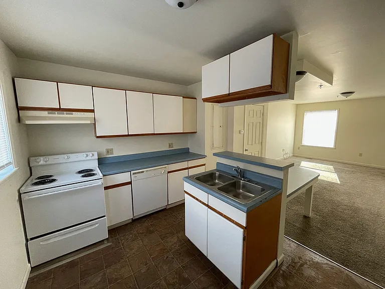 506 S Poplar St — Photo 10