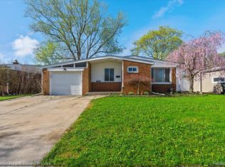22518 Sunnyside St, Saint Clair Shores, MI 48080