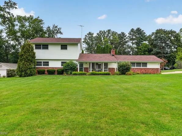 10548 Briar Hill Dr, Kirtland, OH 44094