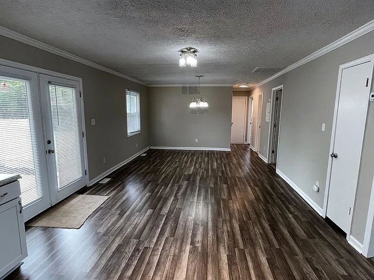 1095 Strathdon Ave — Photo 6
