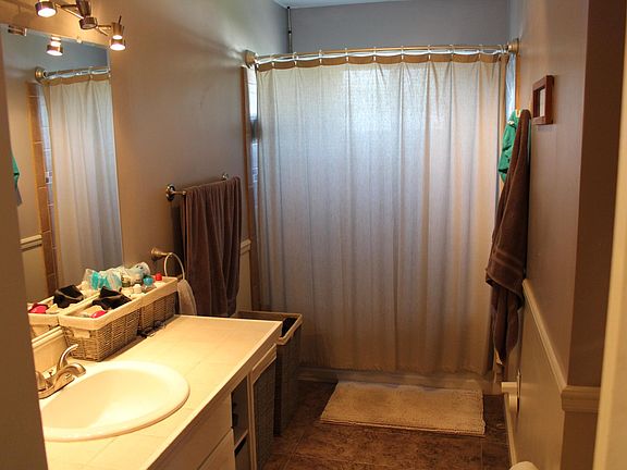 4th image of 34252 Rosslyn St