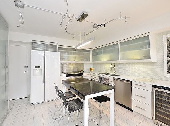 5th image of 320 W Oakdale Ave APT 1203