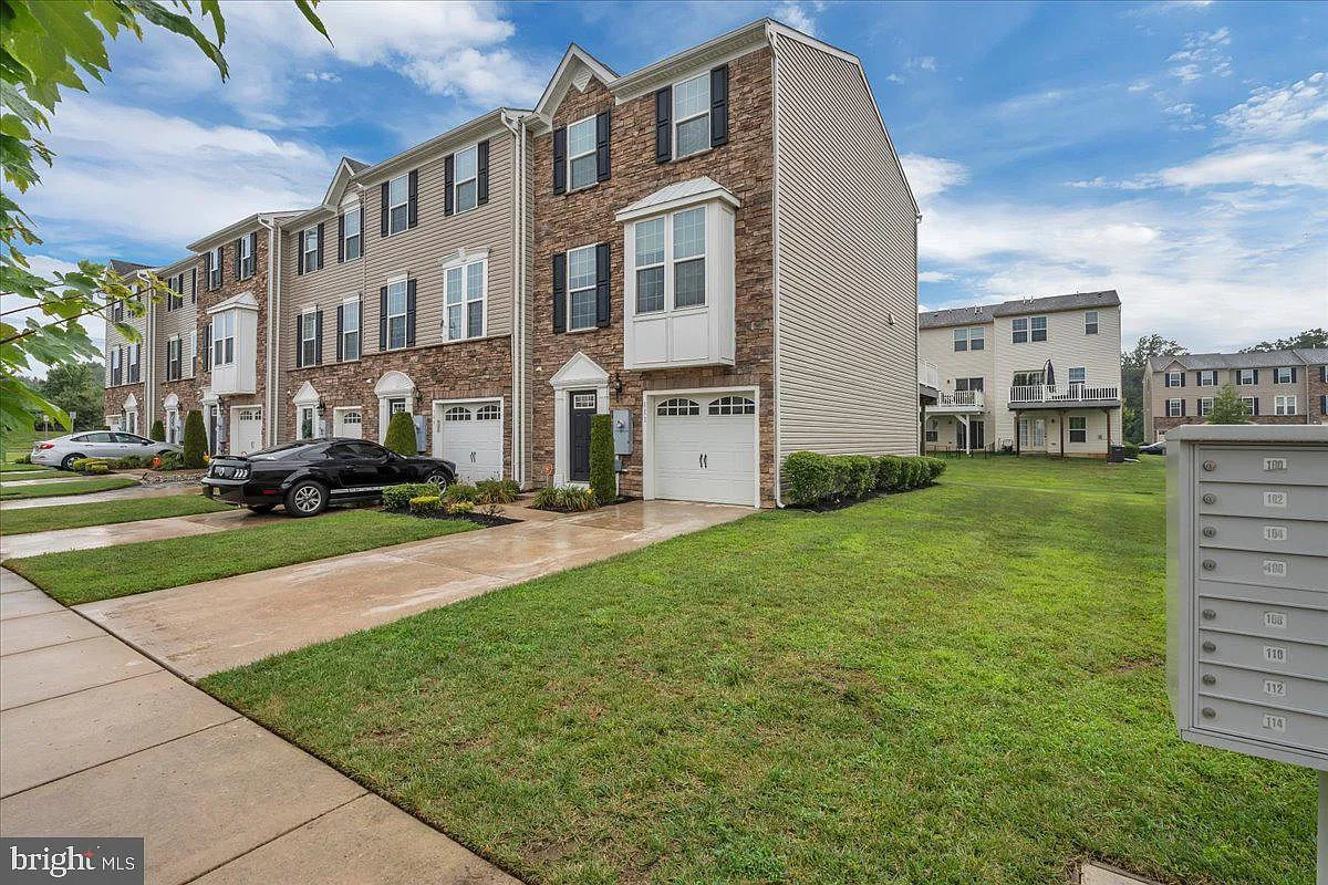 3 bed, 2.5 bath, 1825 sqft, $3,100 — Photo 2