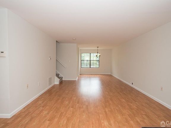 4th image of 248 Hampshire Ct
