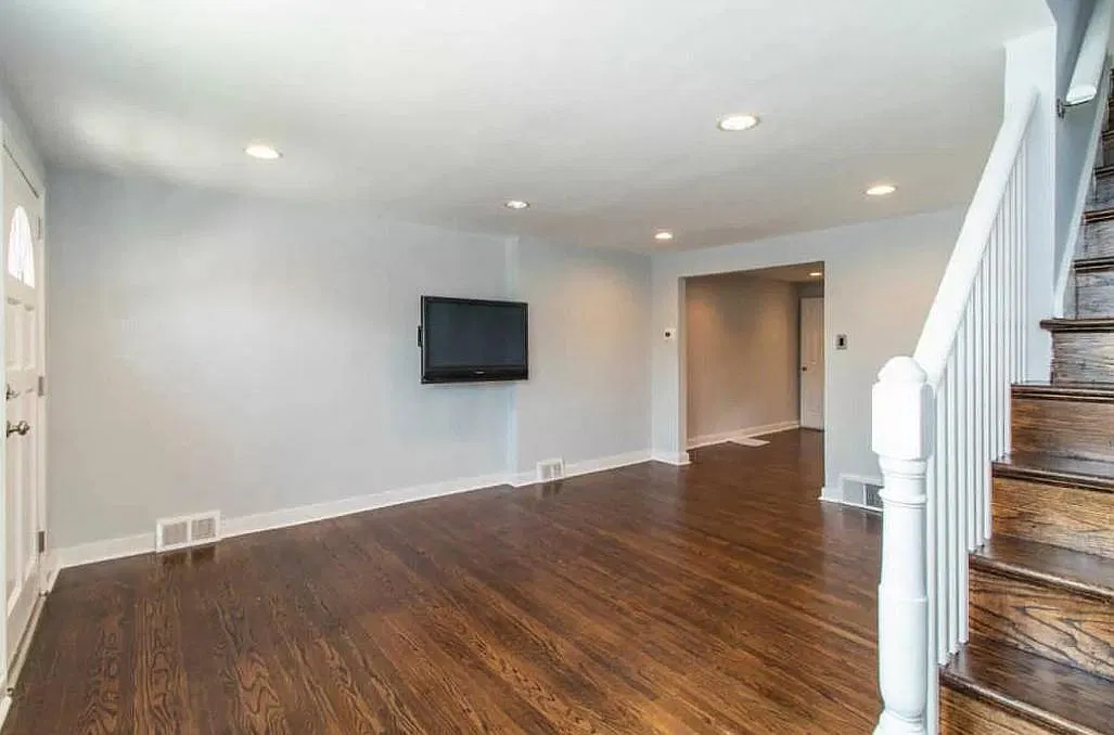 1004 Wells St — Photo 4