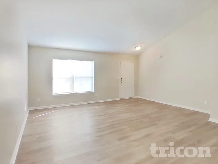 911 Pine Ridge Way — Photo 4