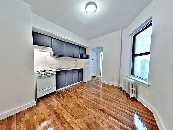 2nd image of 128 Mac Dougal St #3E