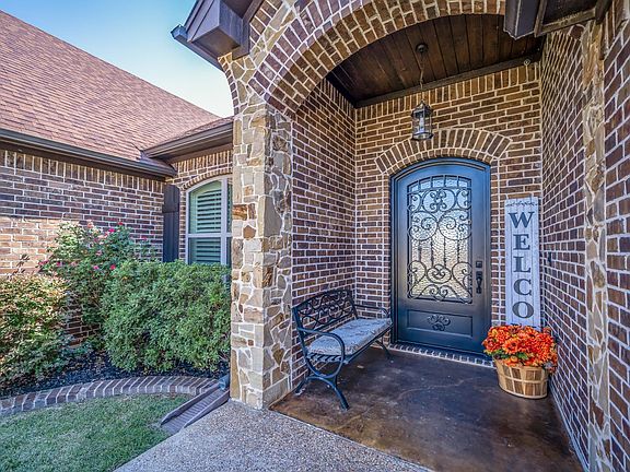 3rd image of 210 New Braunfels Ln