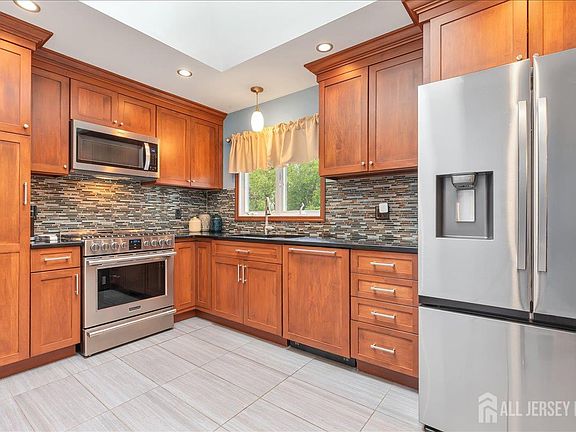 5th image of 53 University Rd