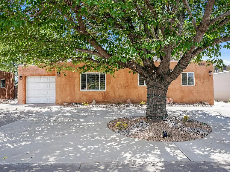 2518 Cagua Dr NE — Photo 1
