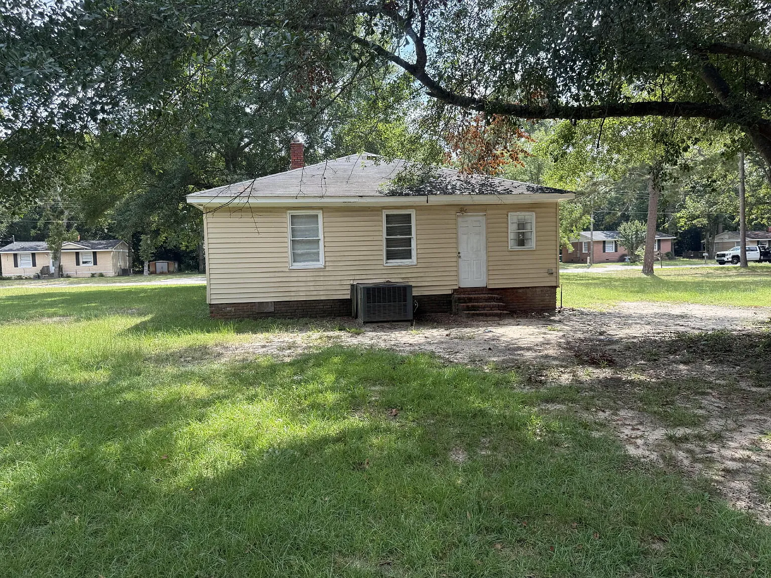 3 bed, 1.0 bath, 900 sqft, $1,100 — Photo 2