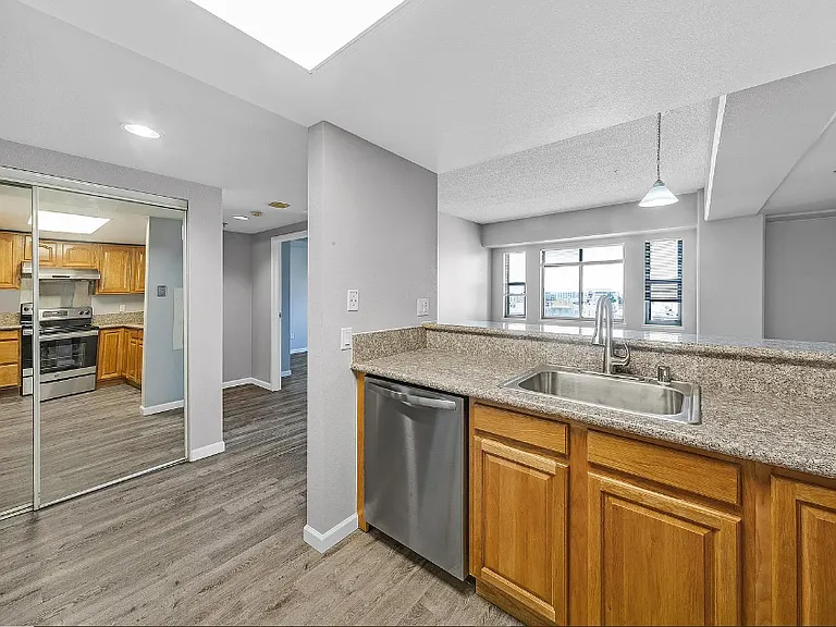4501 N Hedgerow Dr #4 — Photo 5