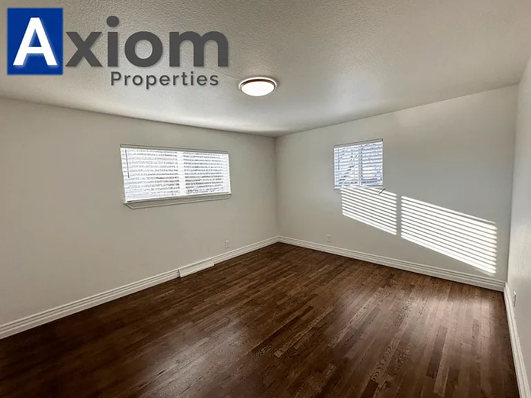 906 E Elm St — Photo 19