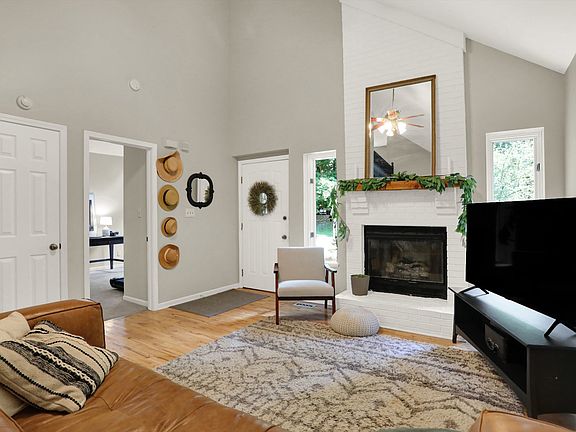 4th image of 11840 Seven Oaks Dr N