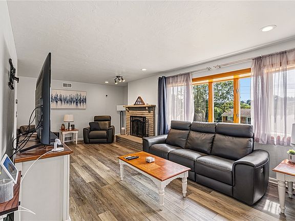 4th image of 294 Hillcrest Cir