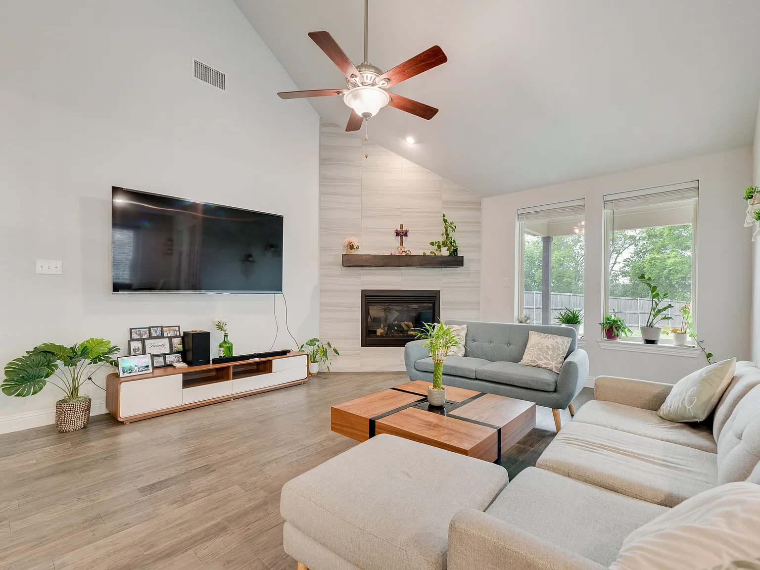 4 bed, 2.5 bath, 3098 sqft, $3,395 — Photo 3