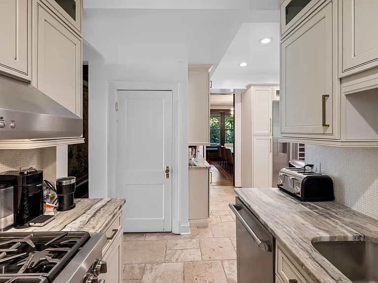2329 Porter St NW — Photo 24