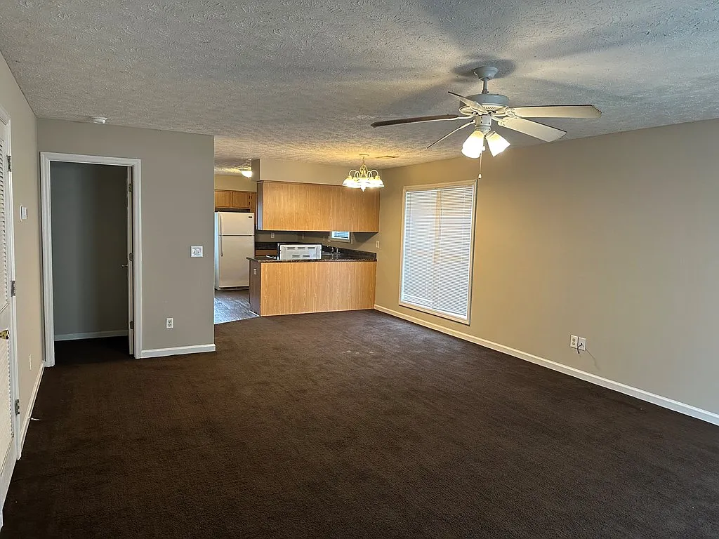 3 bed, 1376 sqft, $1,300 — Photo 2