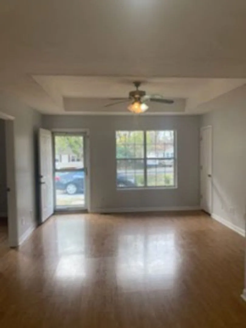 219 Tobacco Road — Photo 2