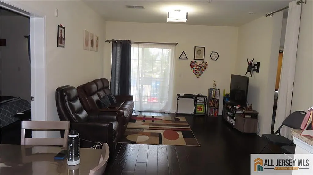 2 bed, 2.0 bath, 1150 sqft, $2,550 — Photo 2