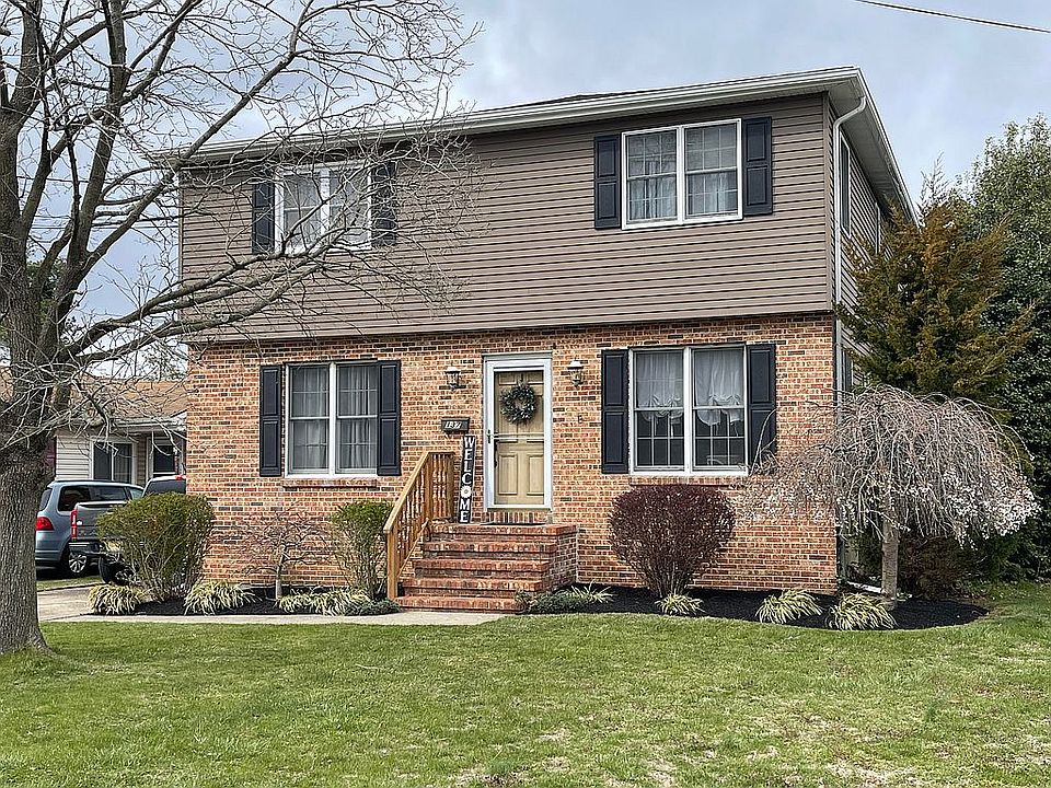 1st image of 137 Fernwood Ave