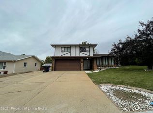 1031 Dell Ave, Dickinson, ND 58601