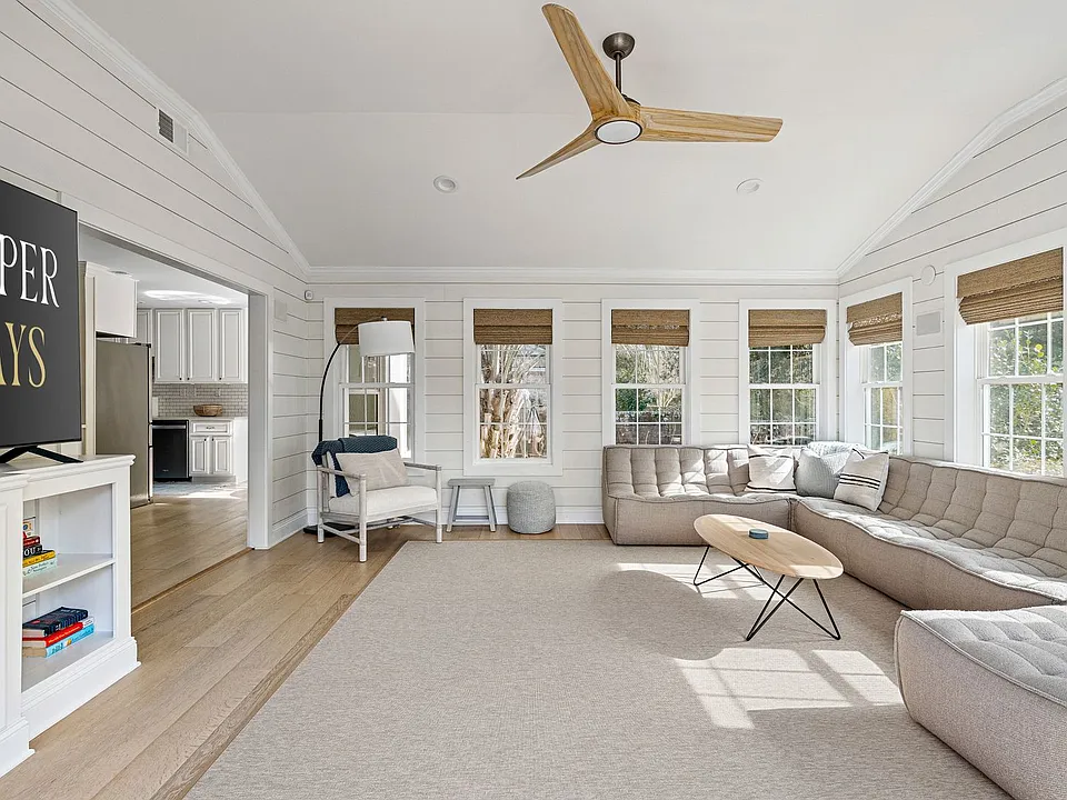 1121 Island View Dr