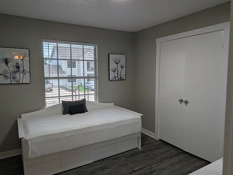 Lakeview Apartments — Photo 43
