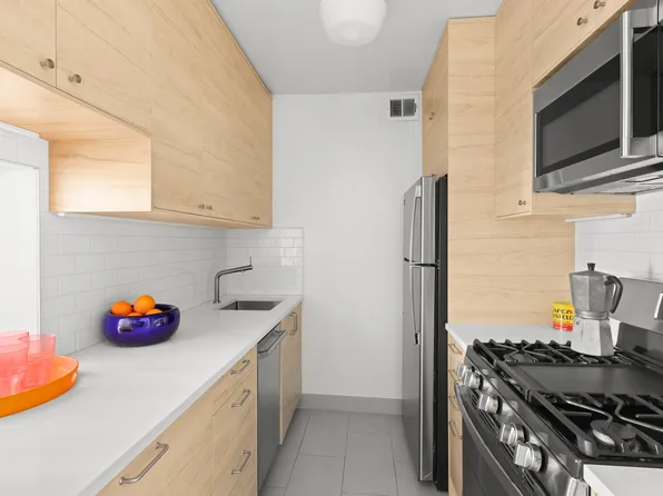 250 South End Avenue 7E image 3 of 8