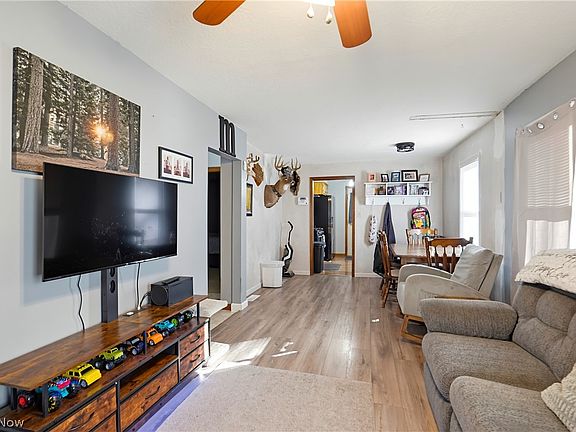 4th image of 2238 Cooledge Ave