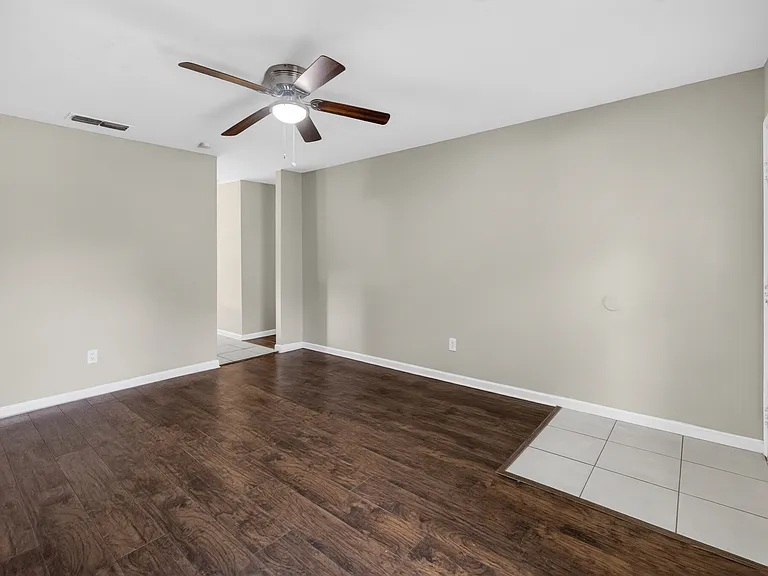 2219 Foxcroft Ln — Photo 2