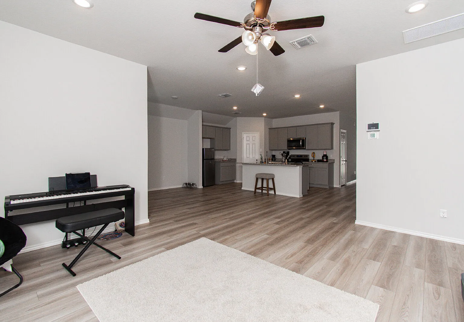 4 bed, 2.0 bath, 1820 sqft, $1,725 — Photo 4