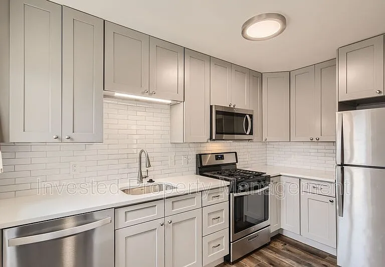2442 S Corona St — Photo 2