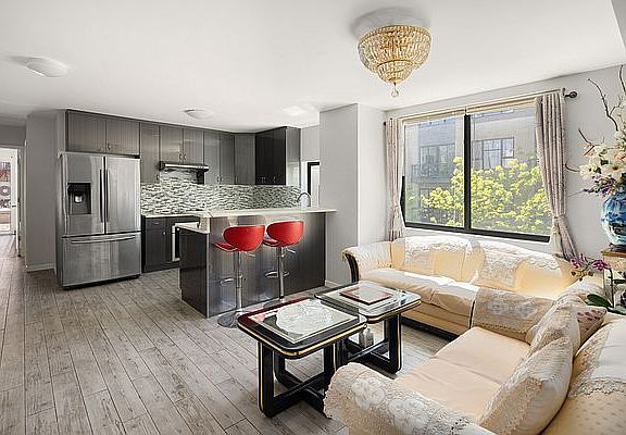 4th image of 186 Scholes St #2