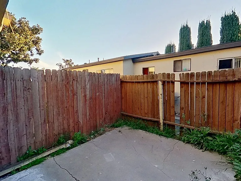 437-443 W Valencia Dr — Photo 56