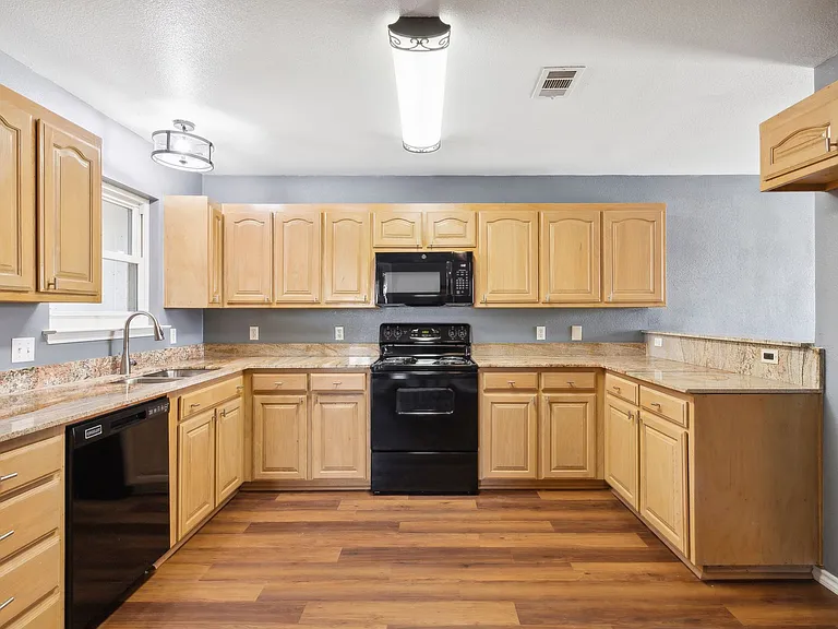 1502 Sharron Ct — Photo 24