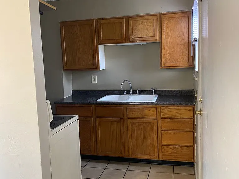 4046-4048 Halsey Pl — Photo 6