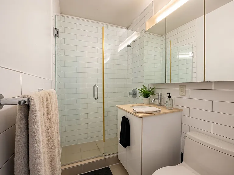 203 E 4th St #2 — Photo 7