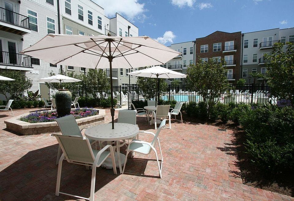 Sundeck with tables