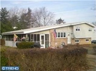 8 Riviera Dr, West Deptford, NJ 08096