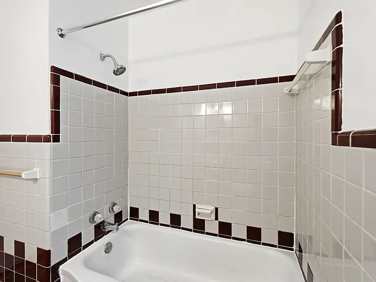 Cozy Apartment Building in Reading District! — Photo 23