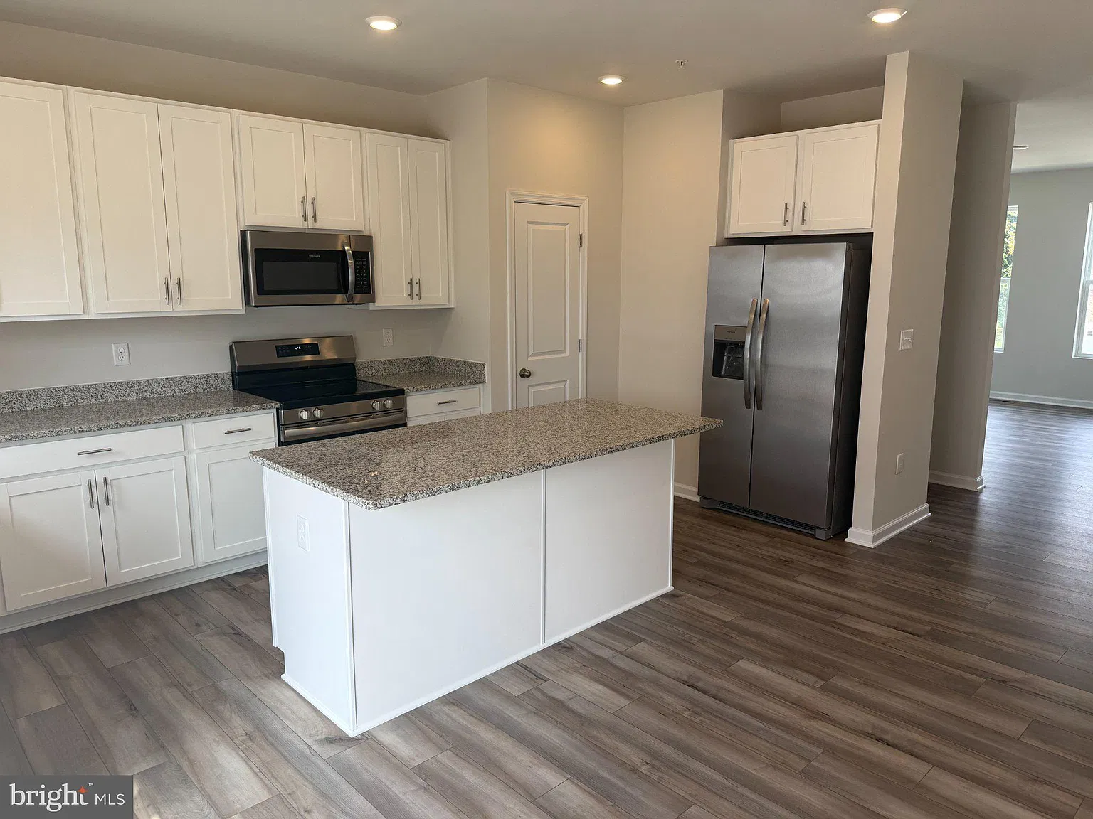 3 bed, 3.5 bath, 1871 sqft, $3,500 — Photo 2