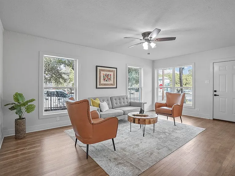 629 N Madison Ave — Photo 2