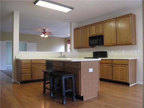 Kitchen w/Center-Island & ample Countertop & Cabinet space.