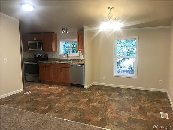 3rd image of 90 NE Creekview Pl