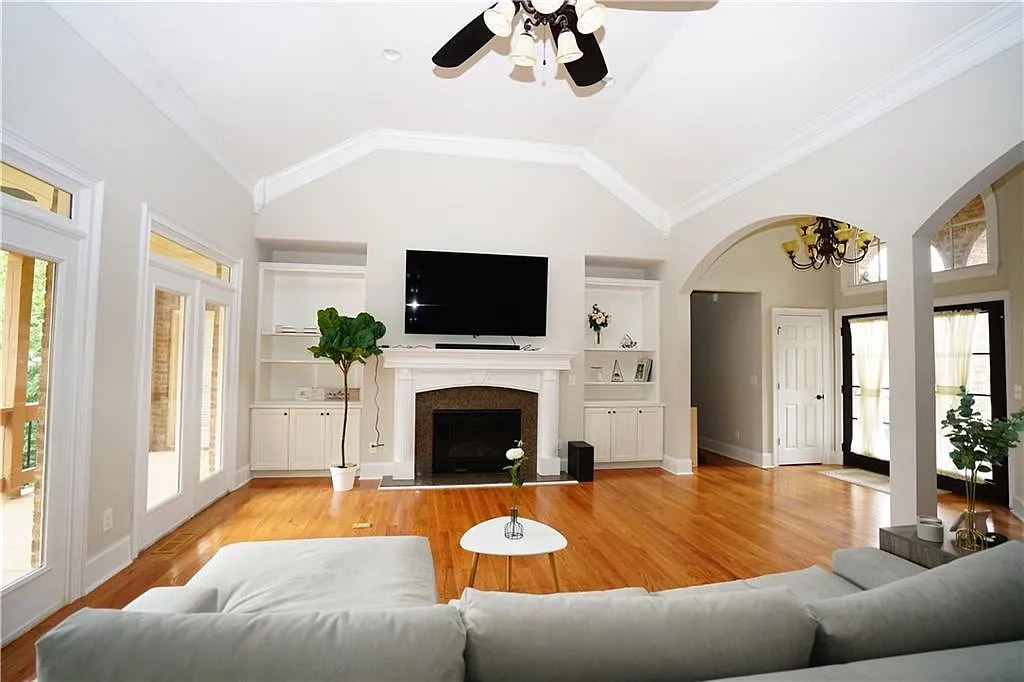 4 bed, 3.5 bath, 4023 sqft, $5,500 — Photo 2